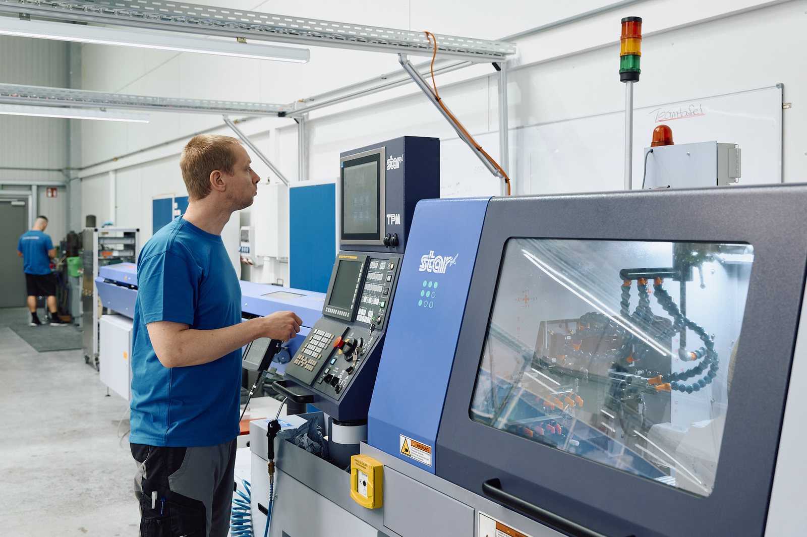 CNC-Langdrehautomat in der MICROQORE-Fertigung