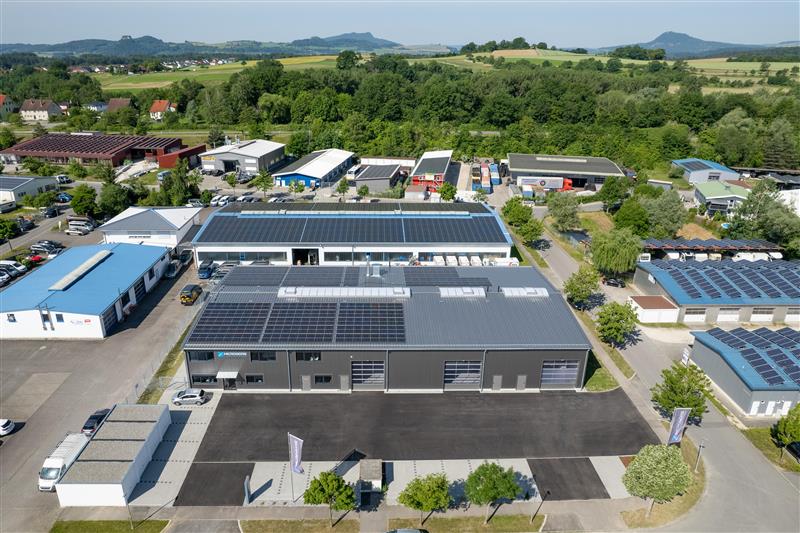 MICROQORE Firmengebäude mit Solaranlage – Nachhaltigkeit in der Produktion