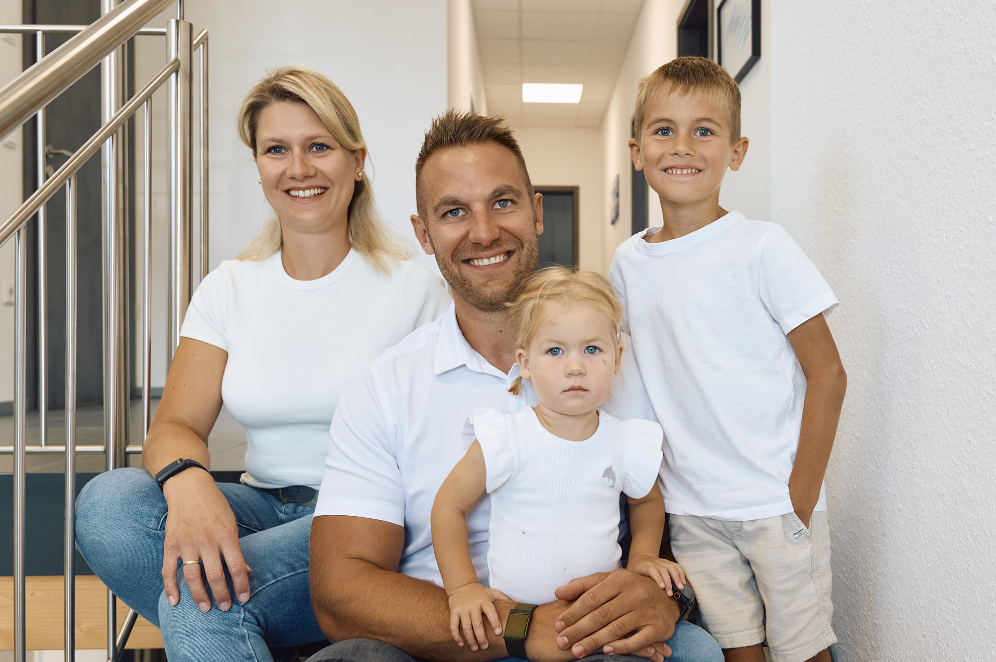 Brian Fürderer mit seiner Frau Jennifer und den Kindern – Familienunternehmen MICROQORE MEDICAL