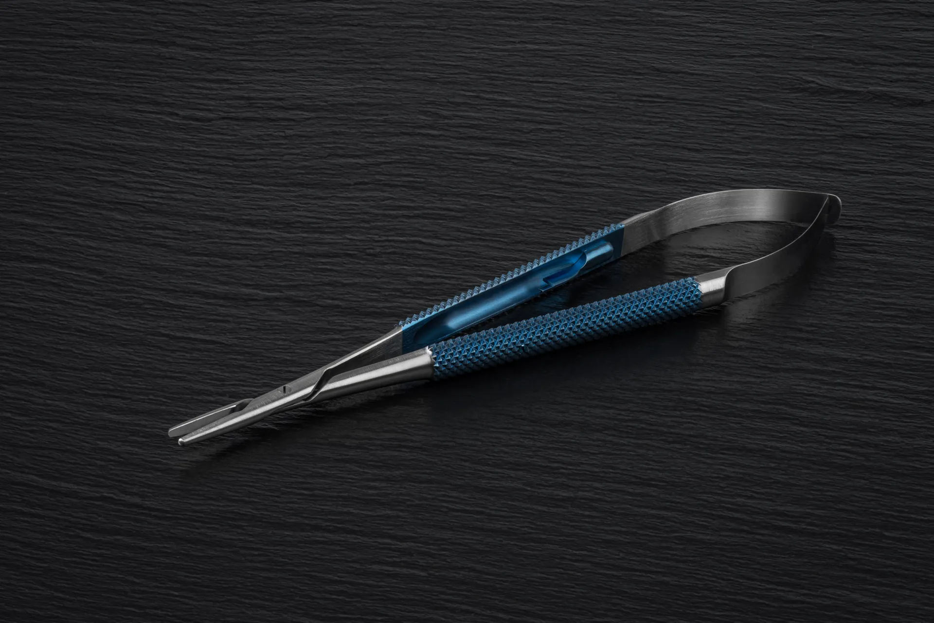 MICROQORE Titan-beschichtete Pinzette – Detailaufnahme in der Hand