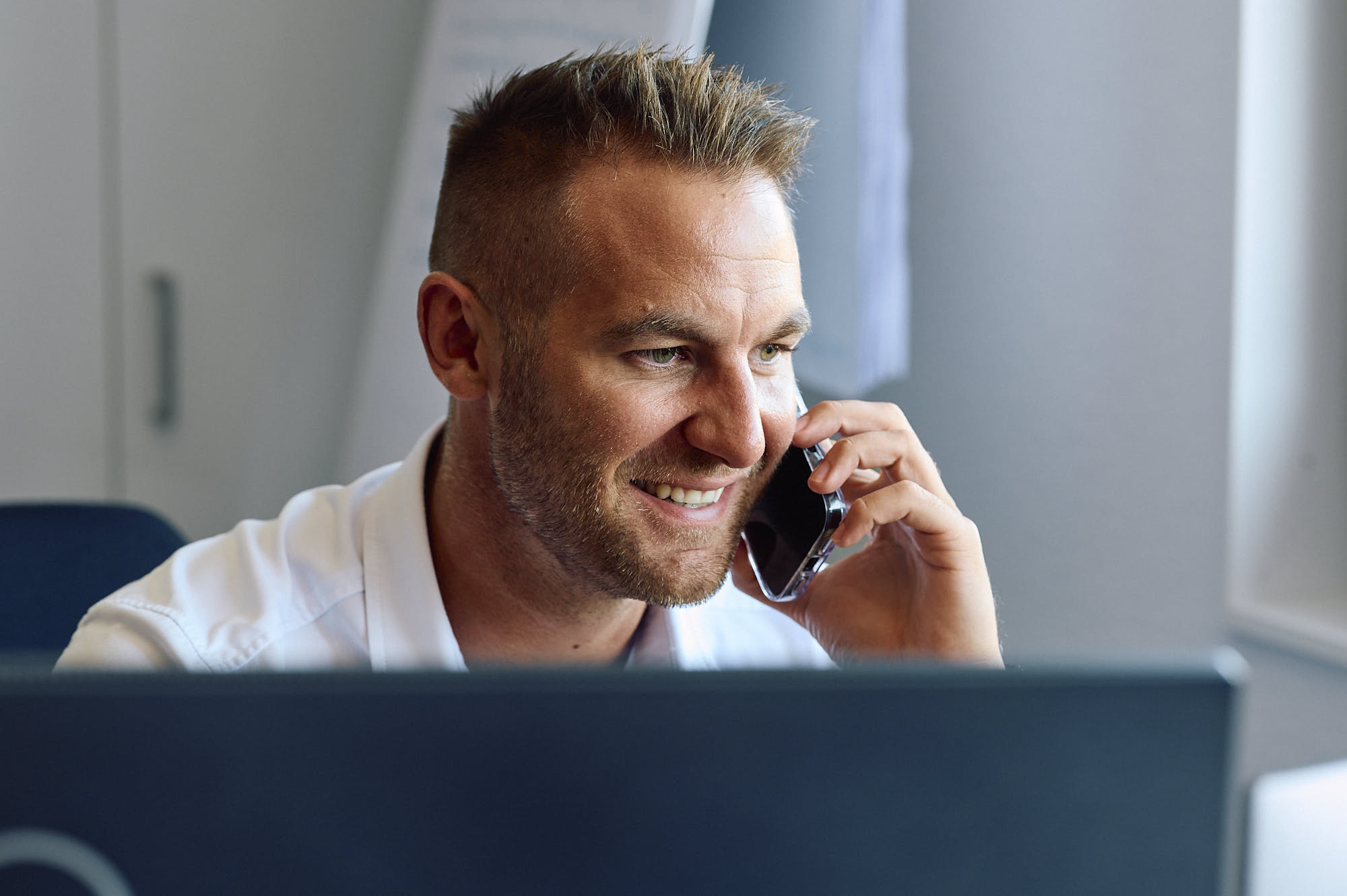 Managing director in customer conversation