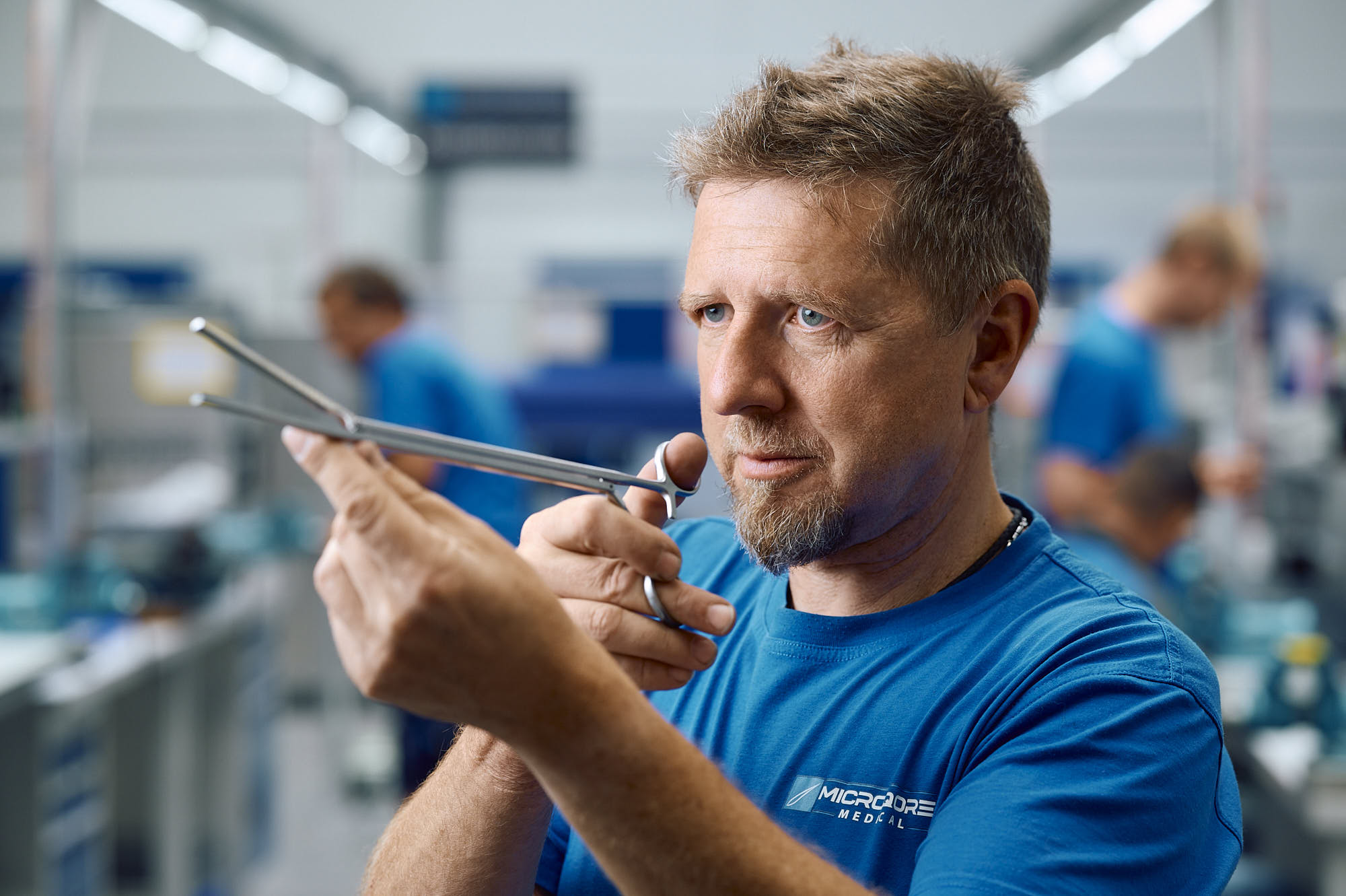 Expert inspecting surgical instrument – quality assurance at MICROQORE