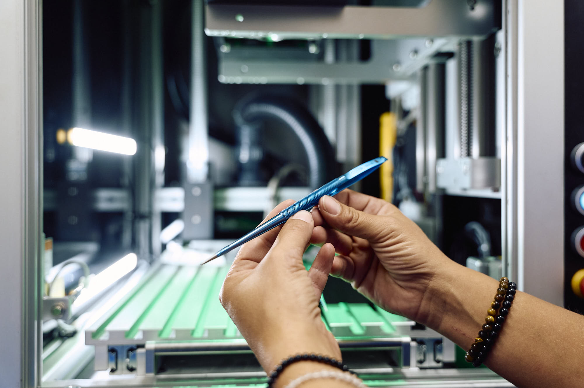 Titanium-coated forceps in quality control