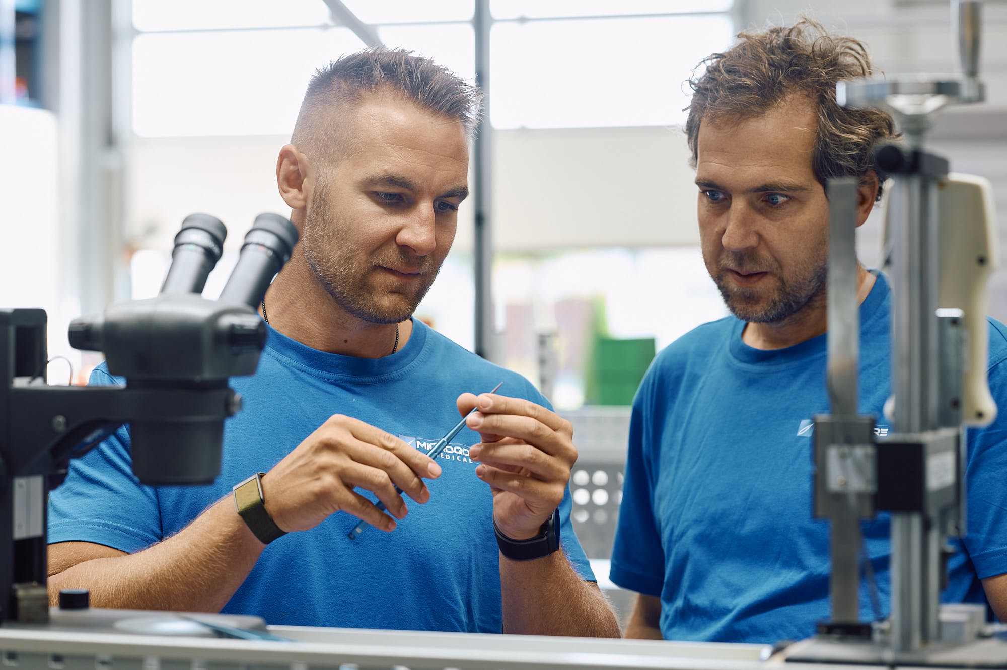 Zwei Kollegen bei der Prüfung am Mikroskop