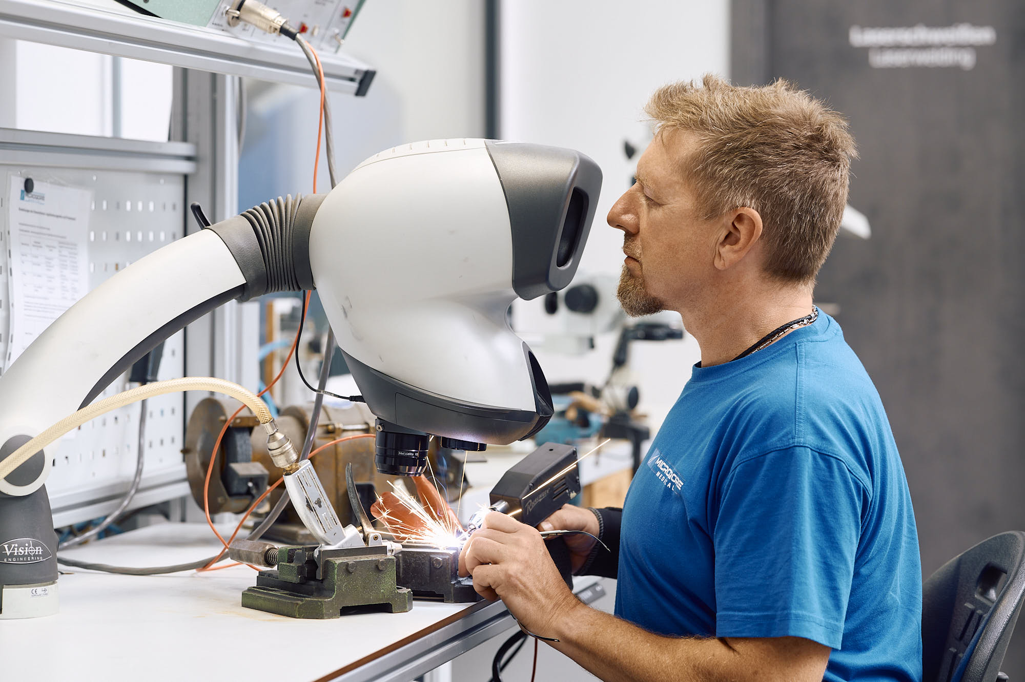 Laserschweißen mit Funkenflug – Nahaufnahme