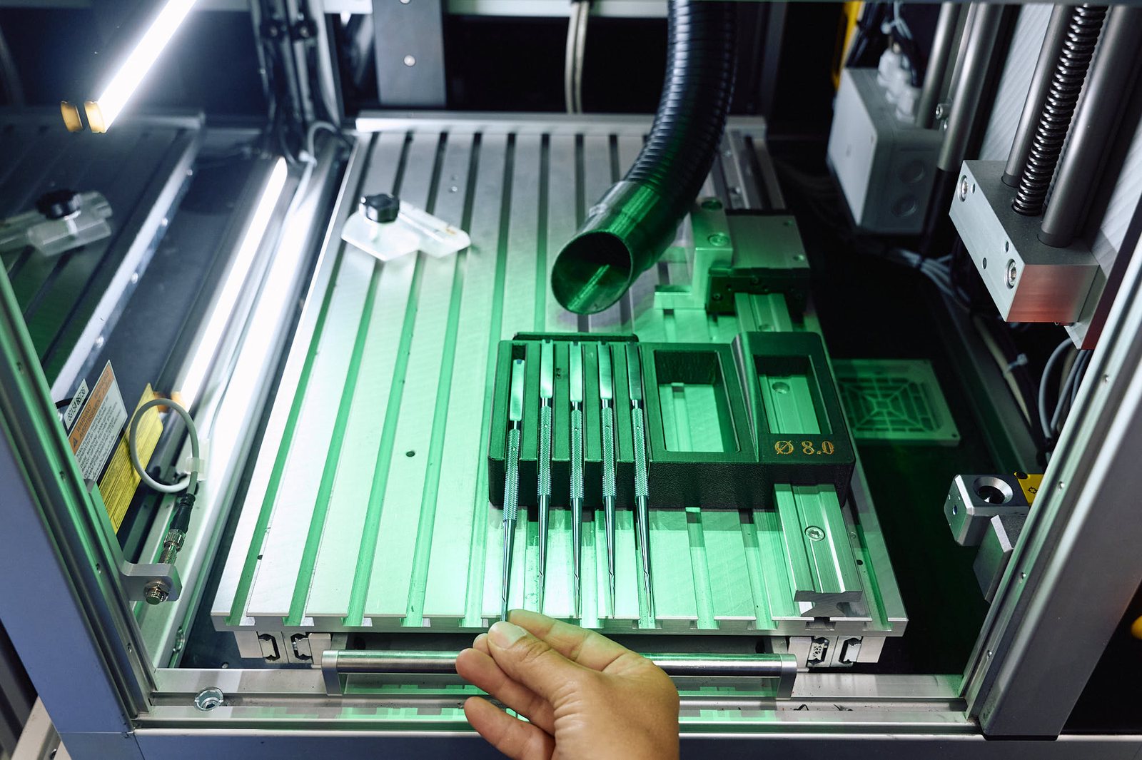 Bauteilträger mit Einzelteilen in der Lasermarkierung