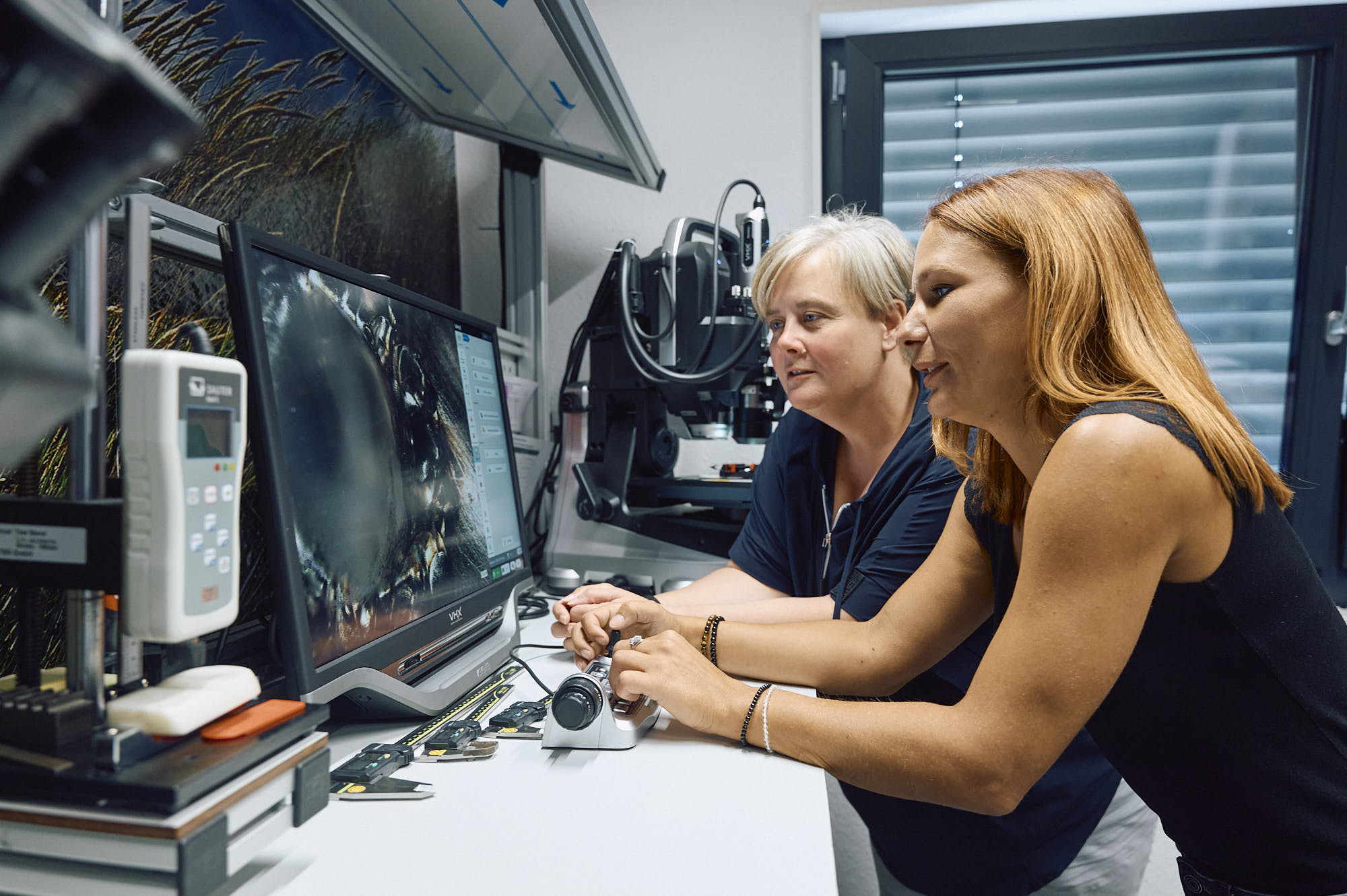 Qualitätskontrolle am Digitalmikroskop – MICROQORE Team