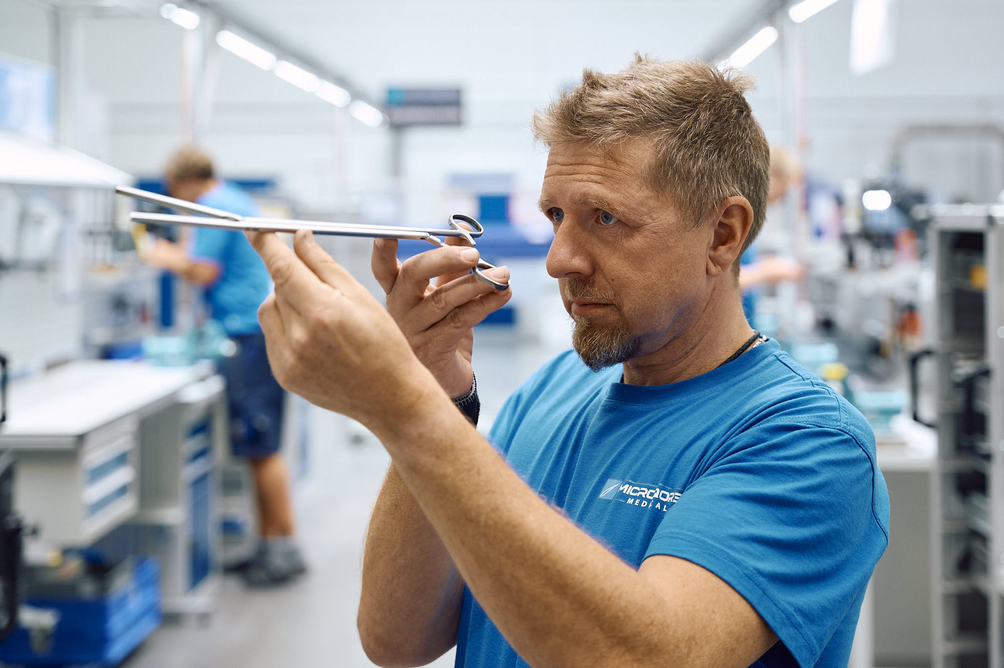 Handwerk – Erfahrener Mitarbeiter prüft ein chirurgisches Instrument