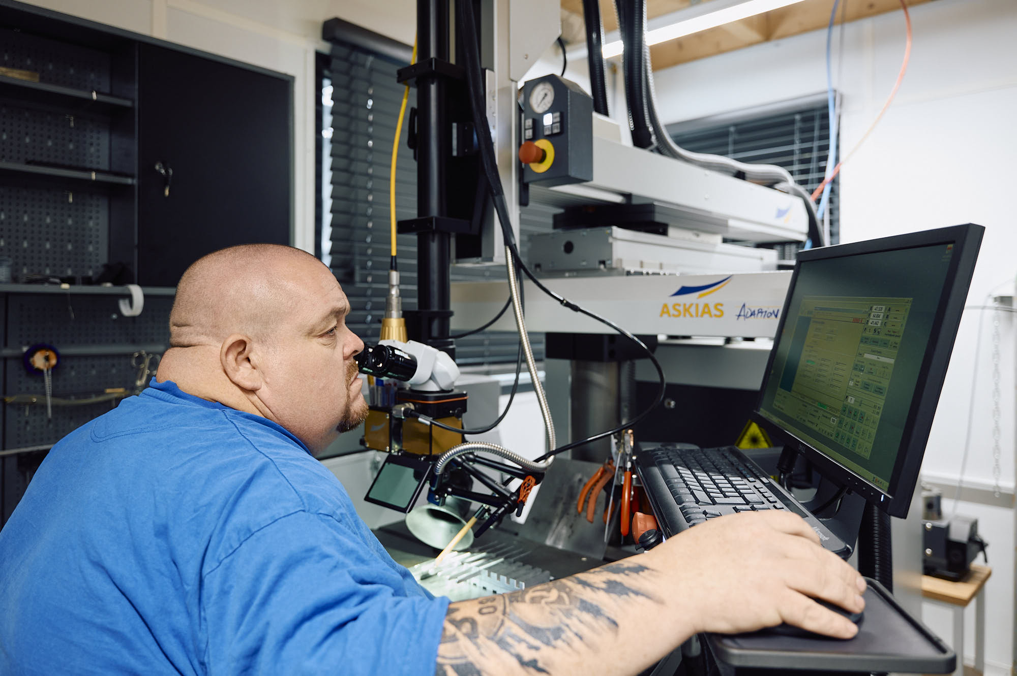 MICROQORE Mitarbeiter am digitalen Messgerät ASKIAS