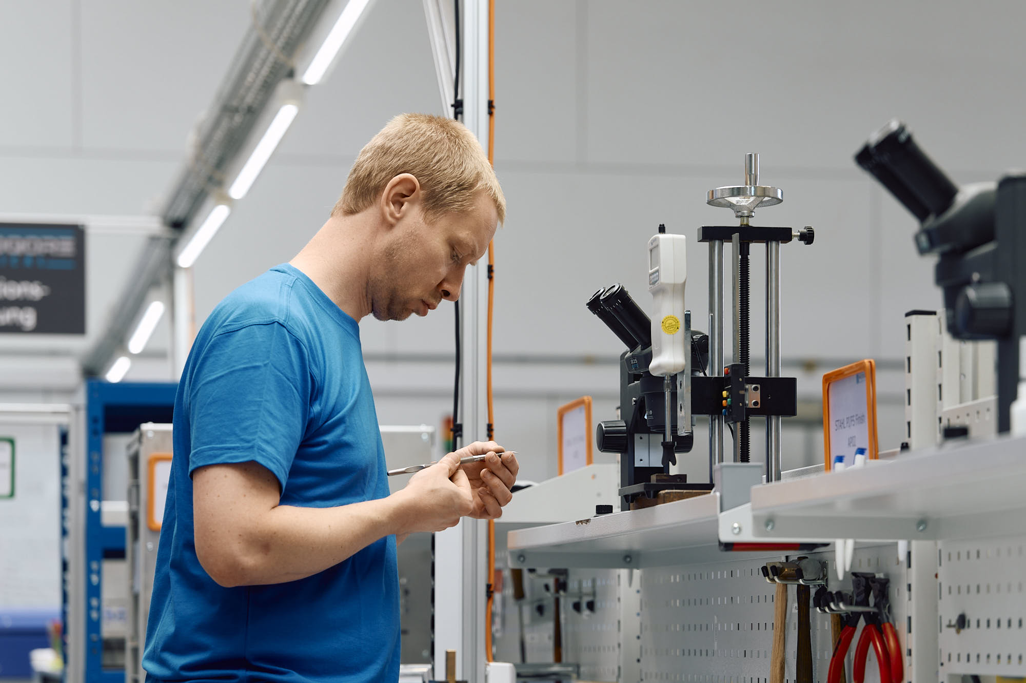 MICROQORE Mitarbeiter bei der Qualitätsprüfung am Mikroskop