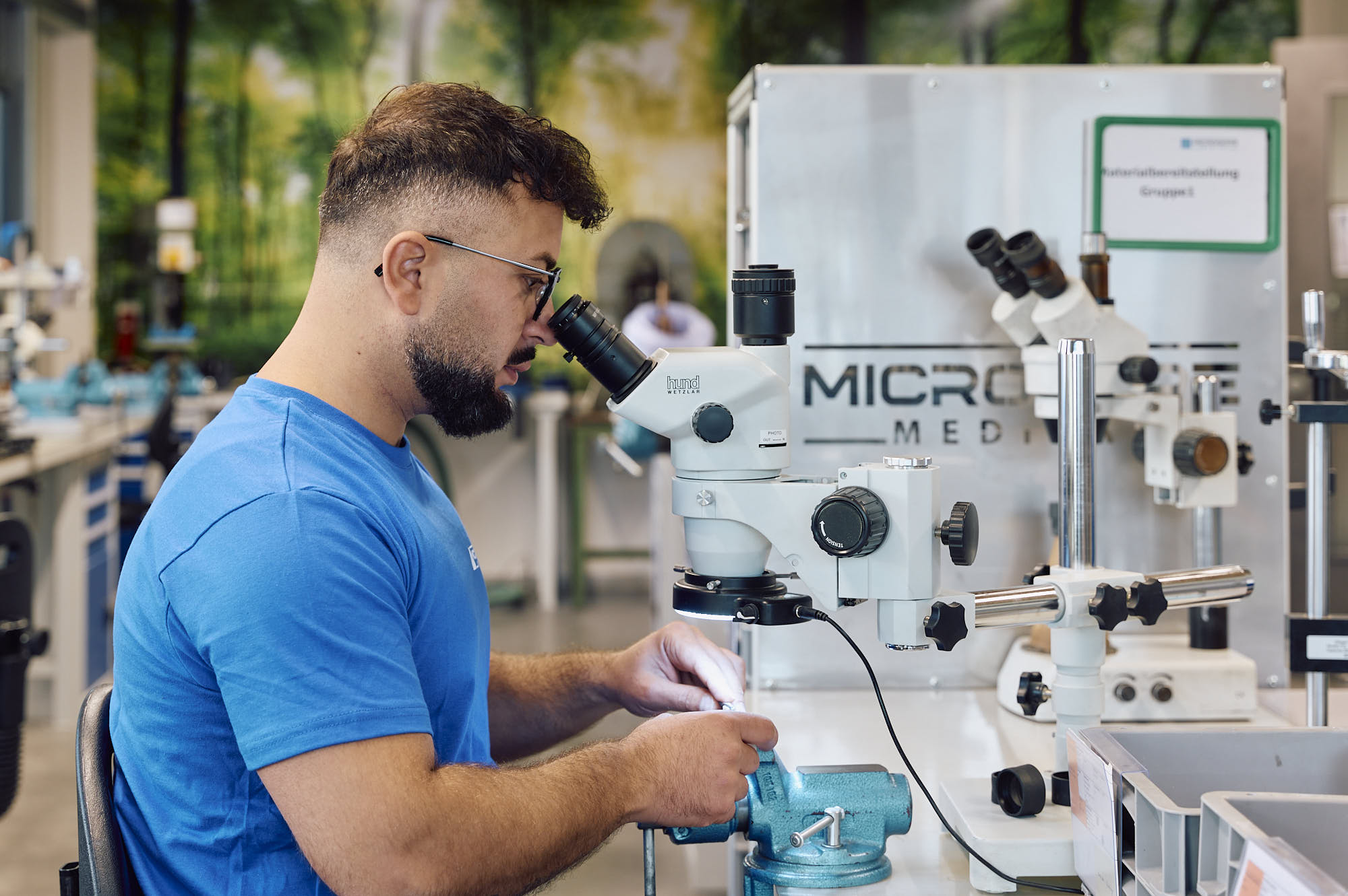 MICROQORE Mitarbeiter bei der Qualitätskontrolle am Mikroskop
