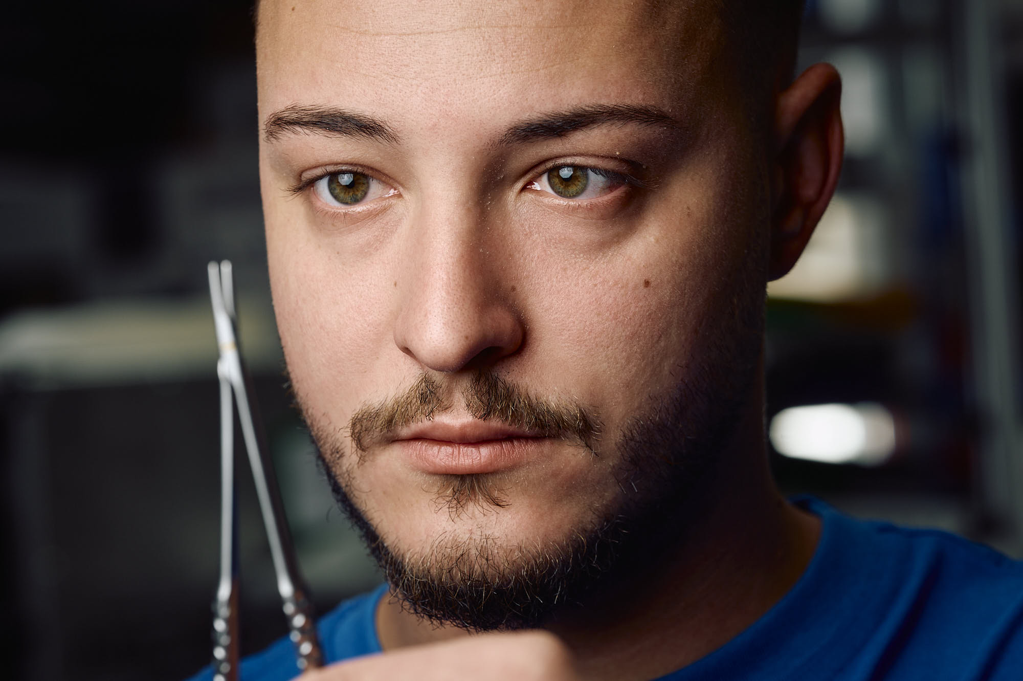 Chirurgiemechaniker mit Instrument