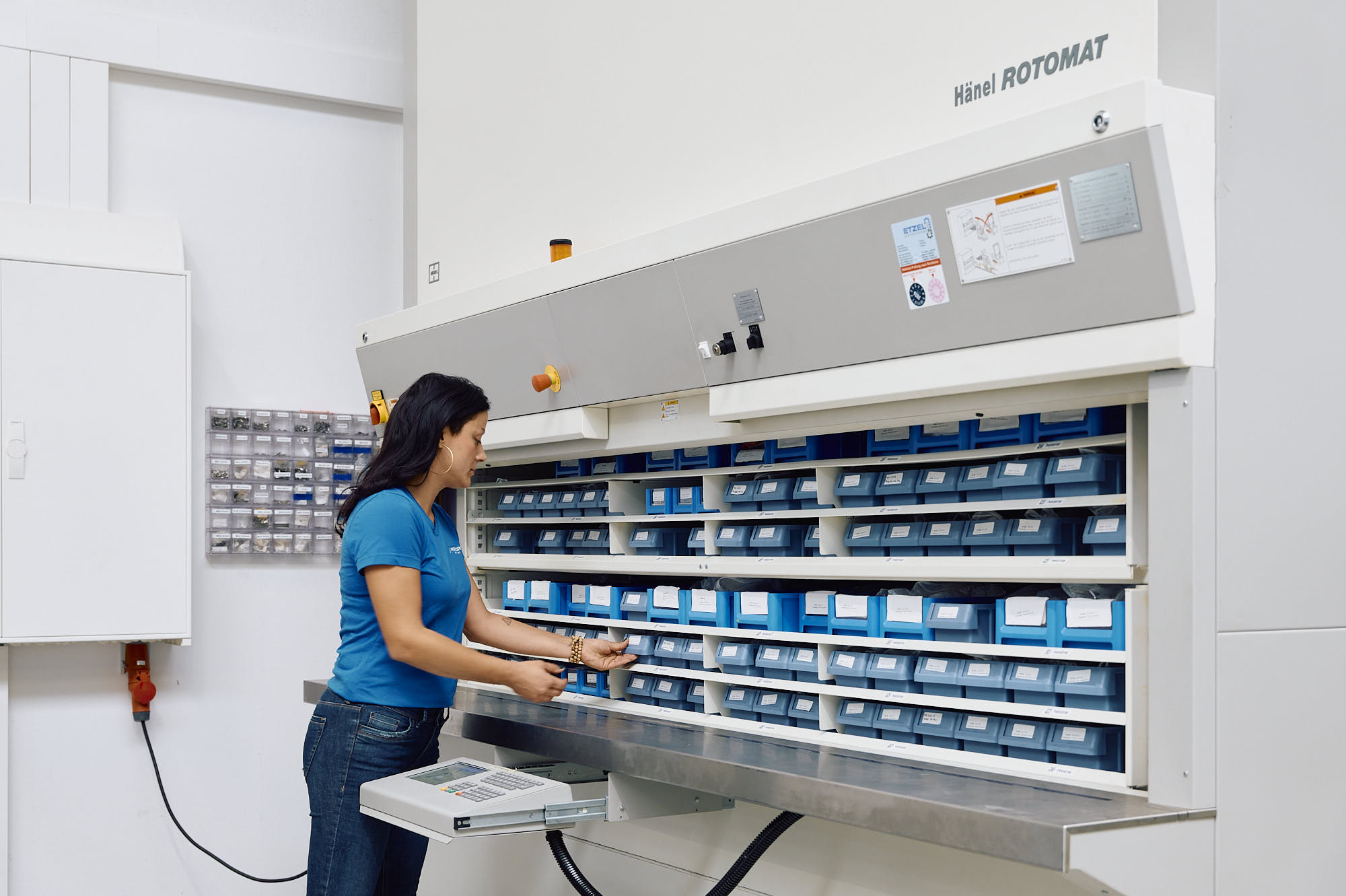 Automatisiertes Lagersystem Hänel Rotomat bei MICROQORE