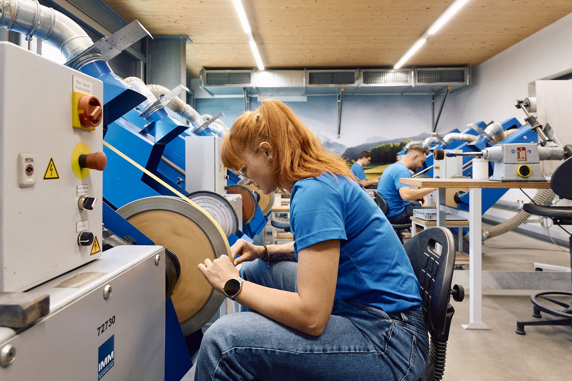 MICROQORE Mitarbeiterin an der Poliermaschine