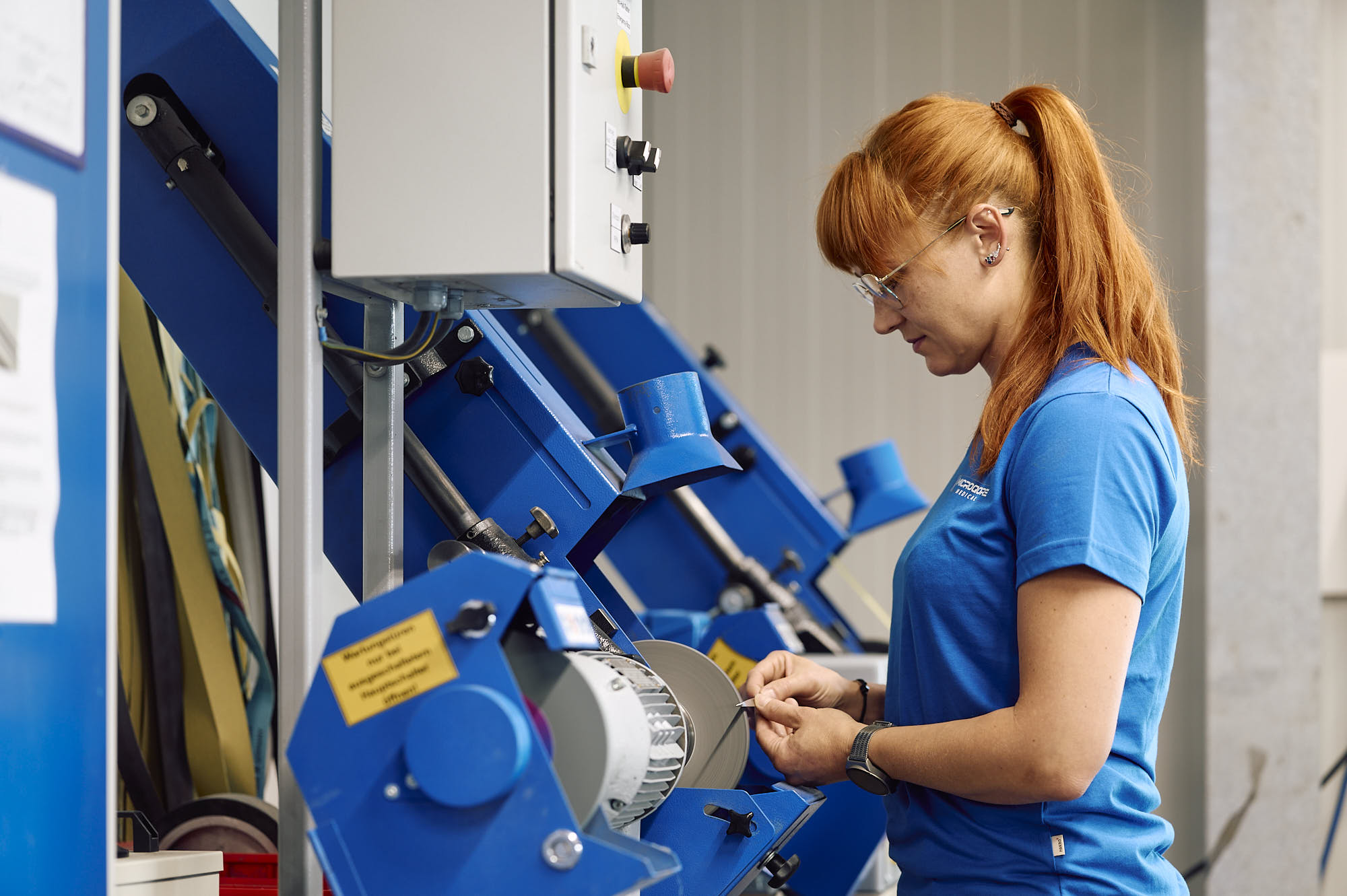 Mitarbeiterin an der Schleifmaschine