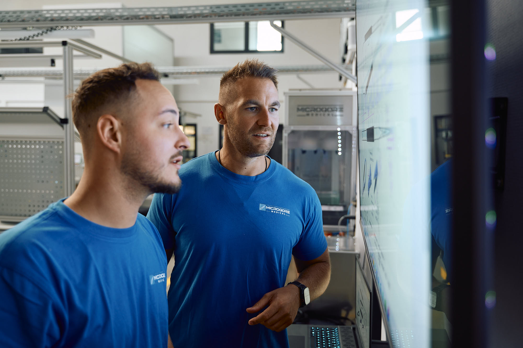 MICROQORE Team bei der Fertigung