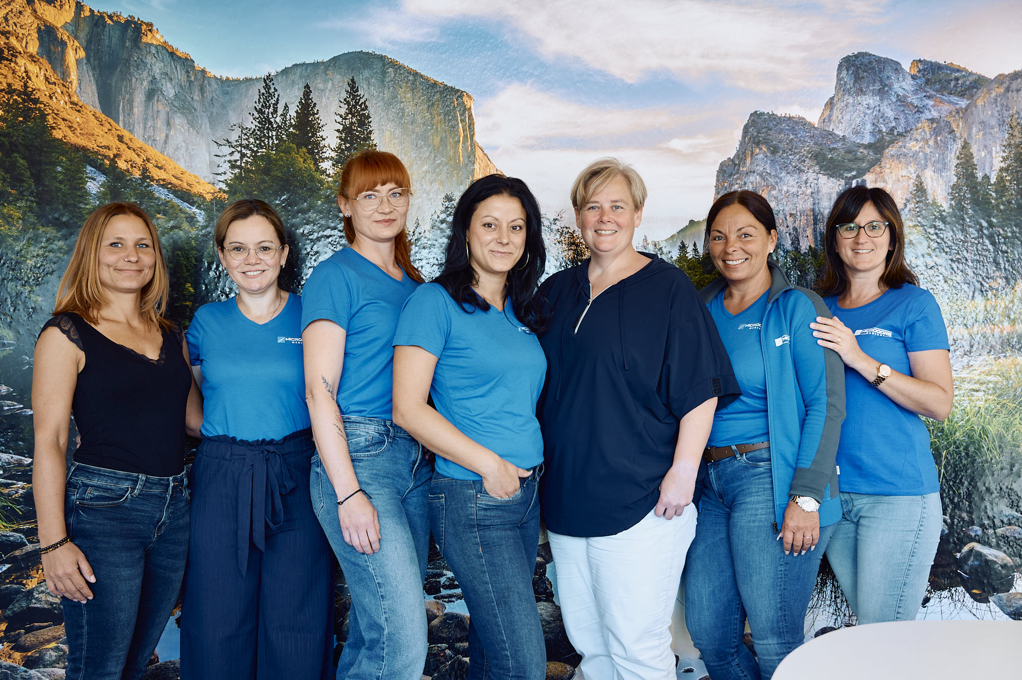 Sieben Kolleginnen des MICROQORE Teams