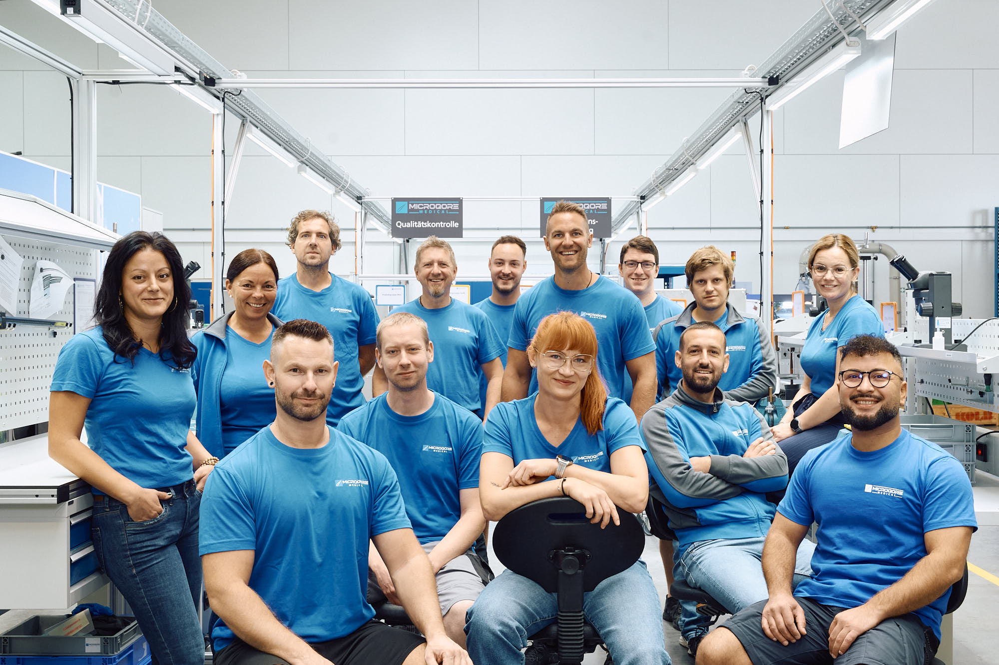 Das MICROQORE Team in der Produktionshalle