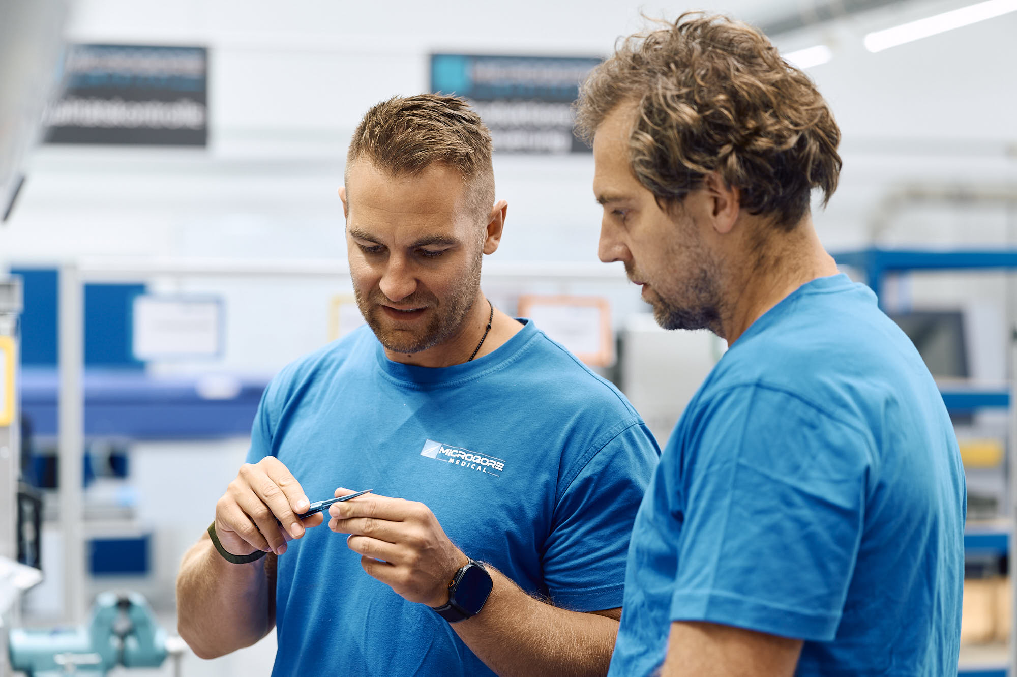 Team prüft Instrument