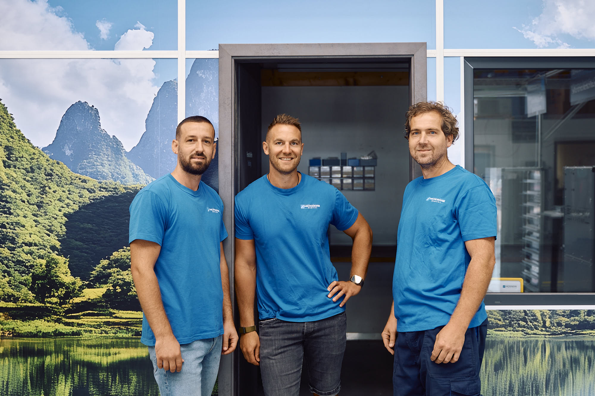 MICROQORE Team vor dem Firmengebäude