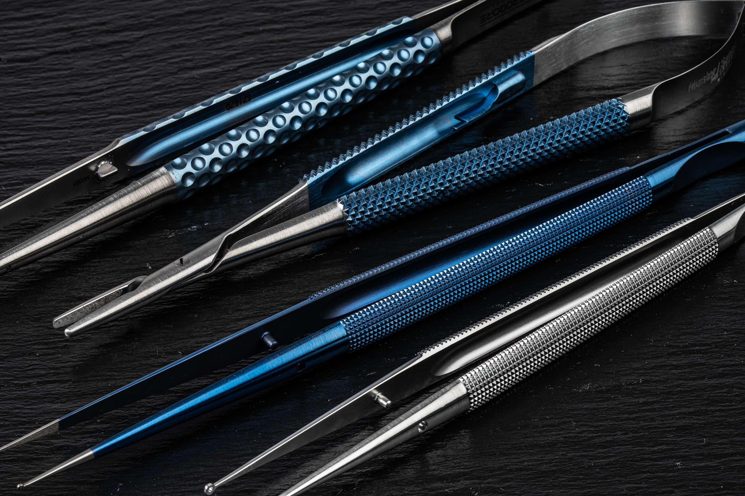 MICROQORE Mikro-Pinzetten in verschiedenen Materialien – Titan, Edelstahl, DLC-beschichtet